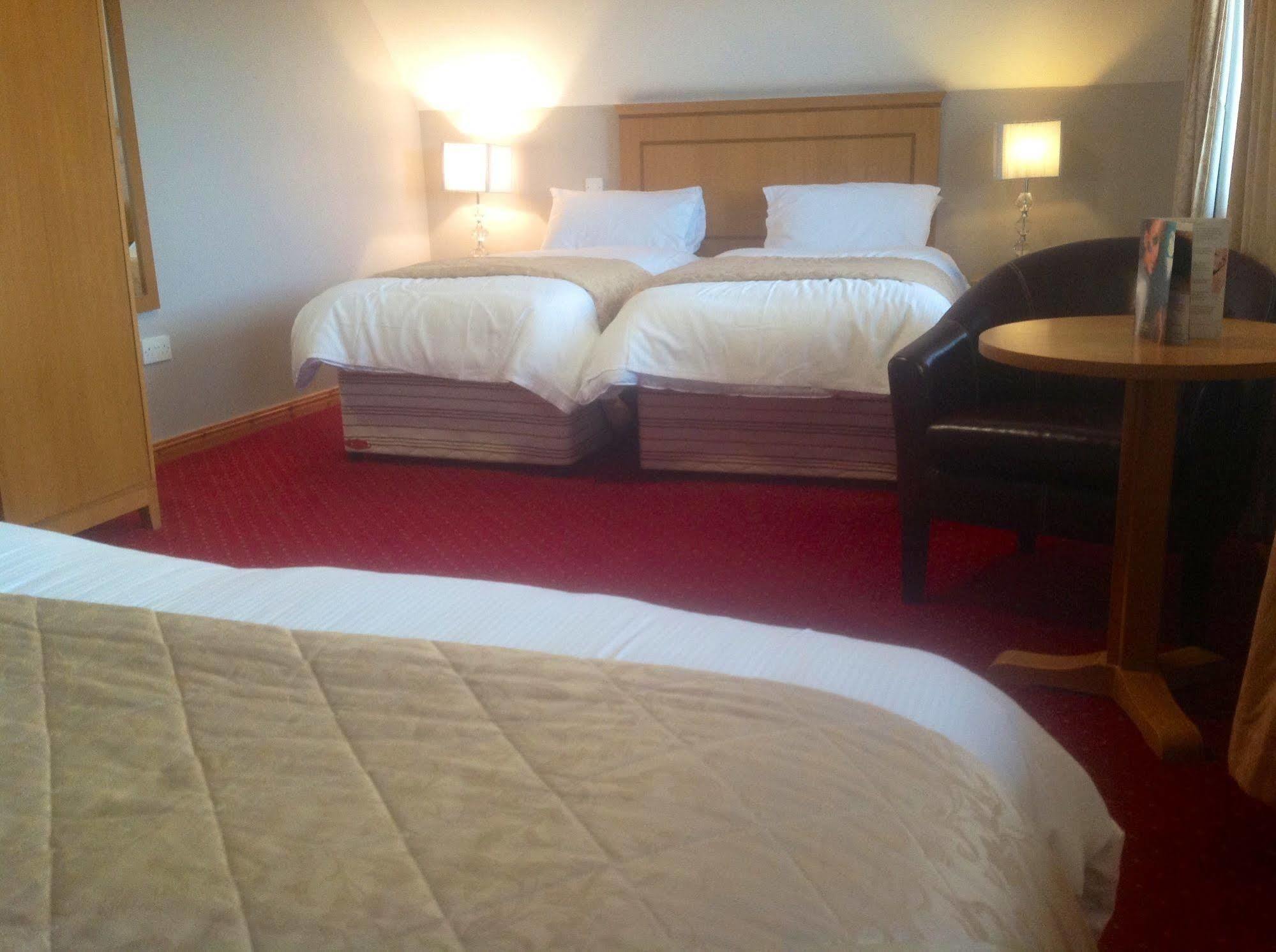 Airport View Hotel&Secret Spa Lusk Buitenkant foto