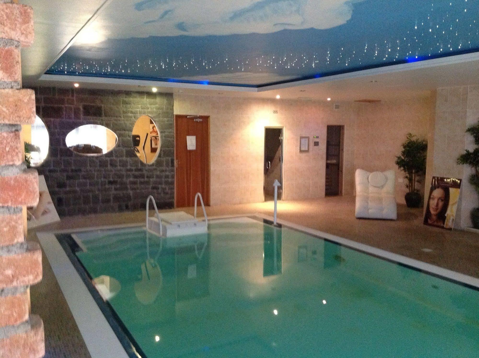 Airport View Hotel&Secret Spa Lusk Buitenkant foto